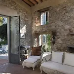 לינה וארוחת בוקר Montebello *
